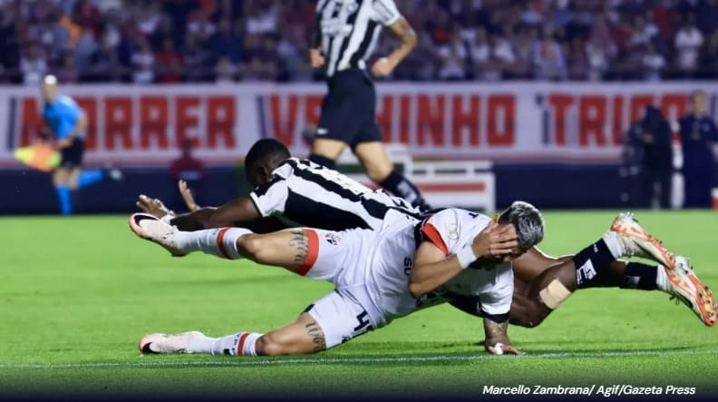 Botafogo e São Paulo empatam em jogo eletrizante e Alvinegro lidera o Brasileirão